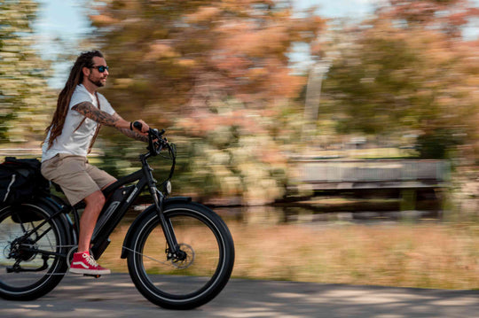 Swinguer en ville : les avantages des vélos électriques au printemps