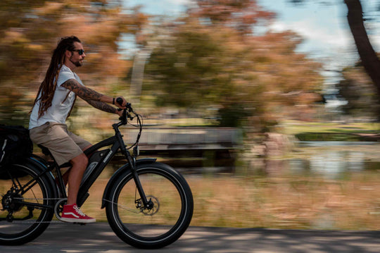 Se déplacer en toute sécurité avec un vélo électrique : conseils pour rouler en toute sécurité dans la circulation urbaine